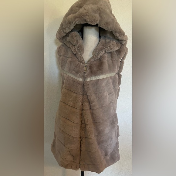 Maria Faux-Fur Vest - Picture 5 of 11